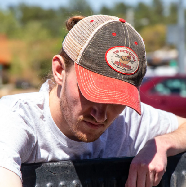 Topi Trucker dengan gaya retro yang stylish
